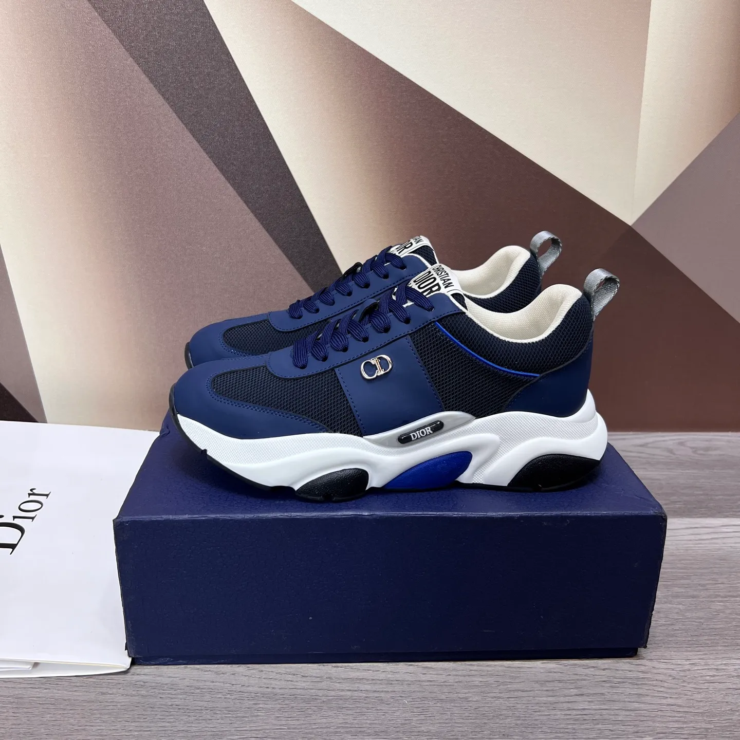 Factory price: 438💰Original Dior quality.~ Unique modern style sneakers. 🏃A must-have casual shoe for trendy men😍😍 Imported cowhide fabric, sheepskin foot pads (refuse to discolor and grind feet) soles: Original soles specially provided by the original factory, French lazy style design ⚠️Fit to the feet, original quality, super comfortable original soles. It’s like shooting the real thing🎬The real thing is better, high-quality sneakers, men’s shoe size: 38-44, (45 can be customized)